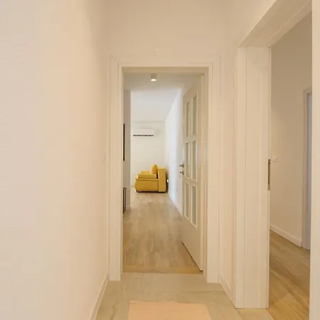 아파트 Apartmants Micki